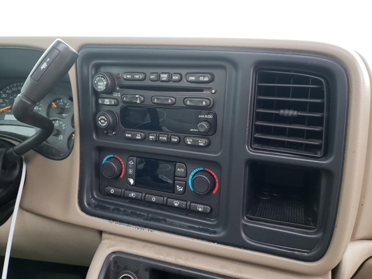 Photo 9 from auction – 2003 CHEVROLET SUBURBAN K with VIN 3GNFK16Z63G230892
