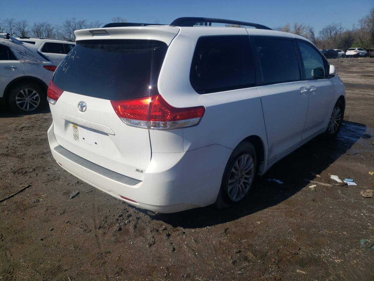Photo 4 from auction – 2011 TOYOTA SIENNA XLE with VIN 5TDYK3DC4BS100072