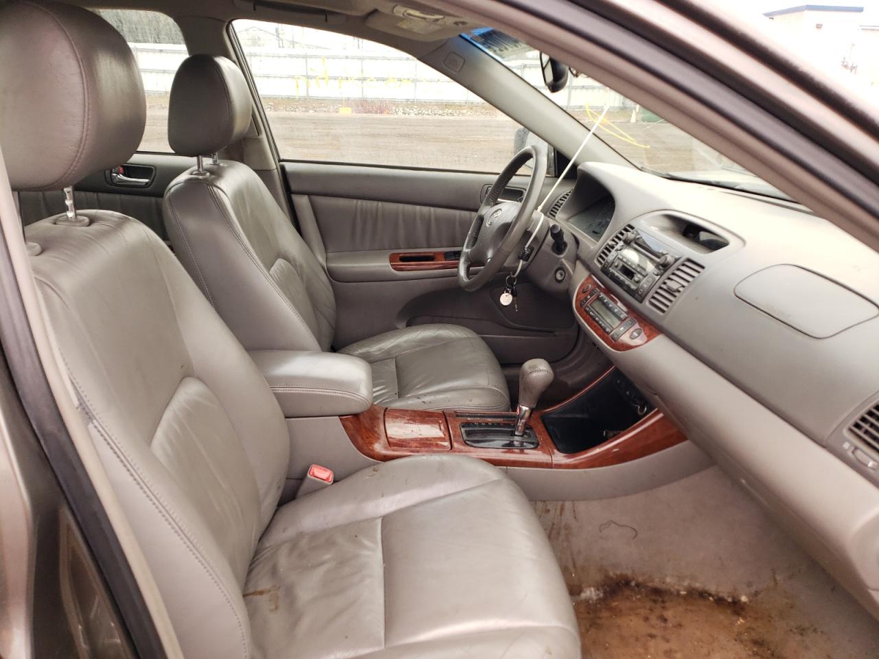 Photo 5 from auction – 2004 TOYOTA CAMRY LE with VIN 4T1BF30K04U582380