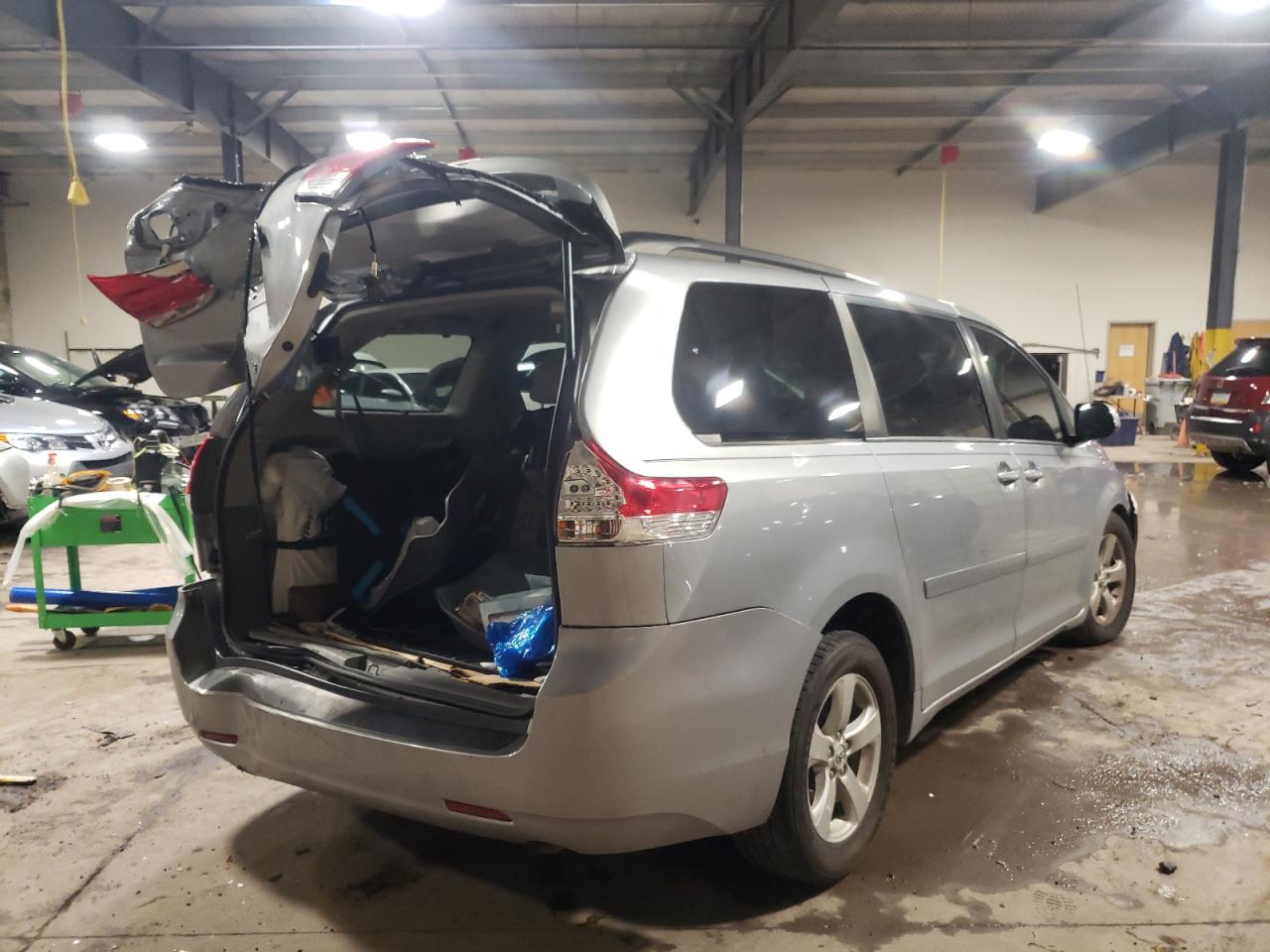 Photo 4 from auction – 2014 TOYOTA SIENNA LE with VIN 5TDKK3DC5ES443046