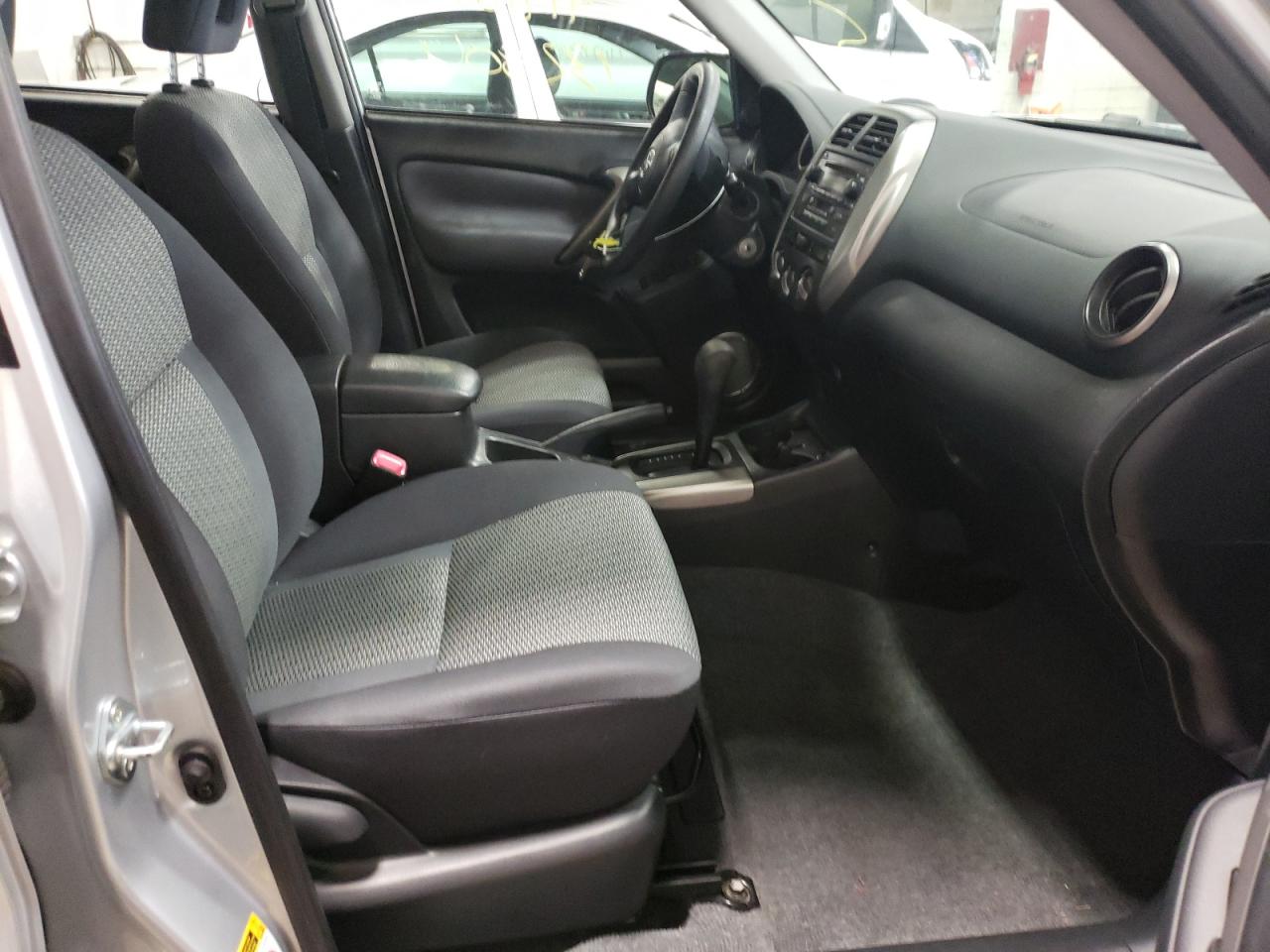 Zdjęcie 5 z aukcji – 2005 TOYOTA RAV4 z VIN JTEGD20V450068945