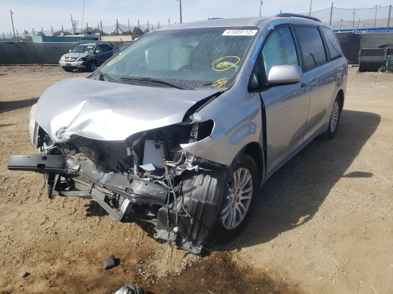 Photo 2 from auction – 2014 TOYOTA SIENNA XLE with VIN 5TDYK3DC2ES441698