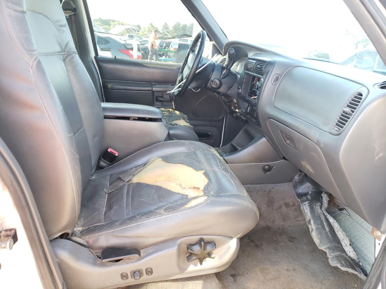 Photo 5 from auction – 2001 FORD EXPLORER X with VIN 1FMZU63E11ZA47276