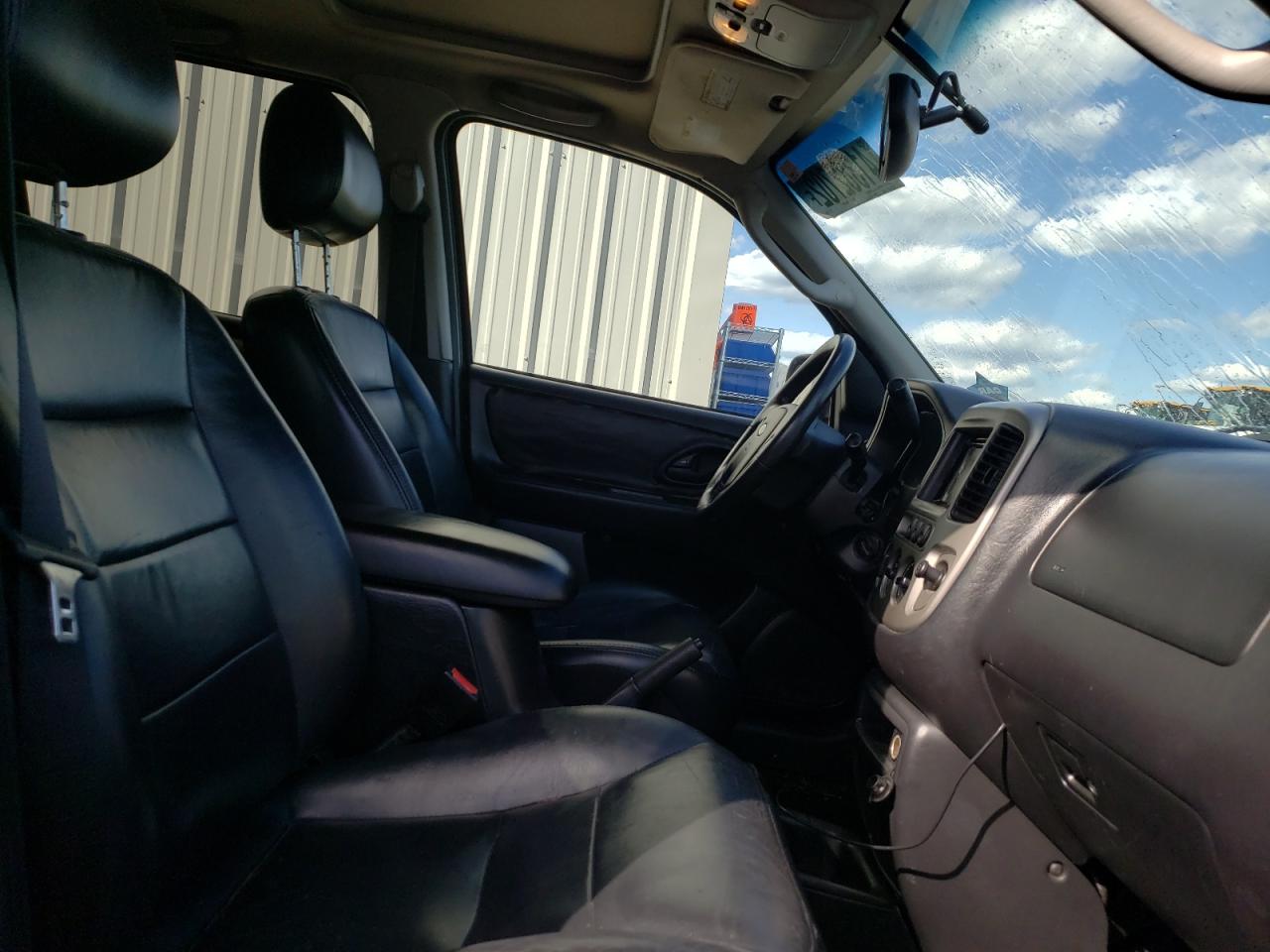 Photo 5 from auction – 2003 FORD ESCAPE LIM with VIN 1FMCU94113KE11209