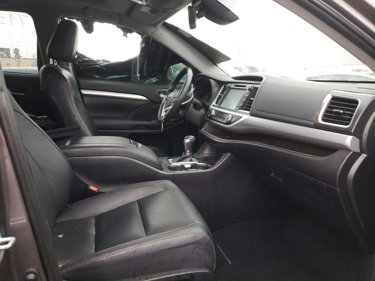 Photo 5 from auction – 2019 TOYOTA HIGHLANDER with VIN 5TDJZRFH6KS592466