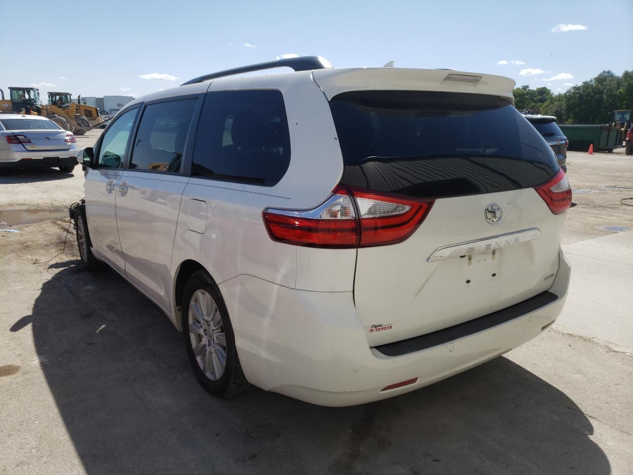 Photo 3 from auction – 2017 TOYOTA SIENNA XLE with VIN 5TDYZ3DC2HS826386