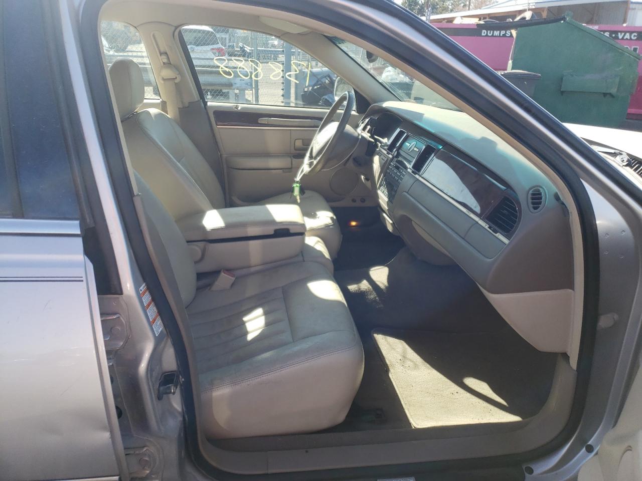Photo 5 from auction – 2004 LINCOLN TOWN CAR E with VIN 1LNHM81W34Y647598