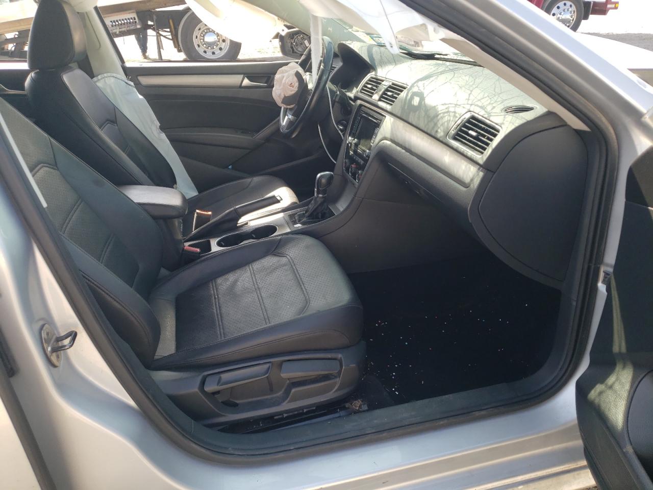Photo 5 from auction – 2014 VOLKSWAGEN PASSAT SE with VIN 1VWBS7A33EC120835