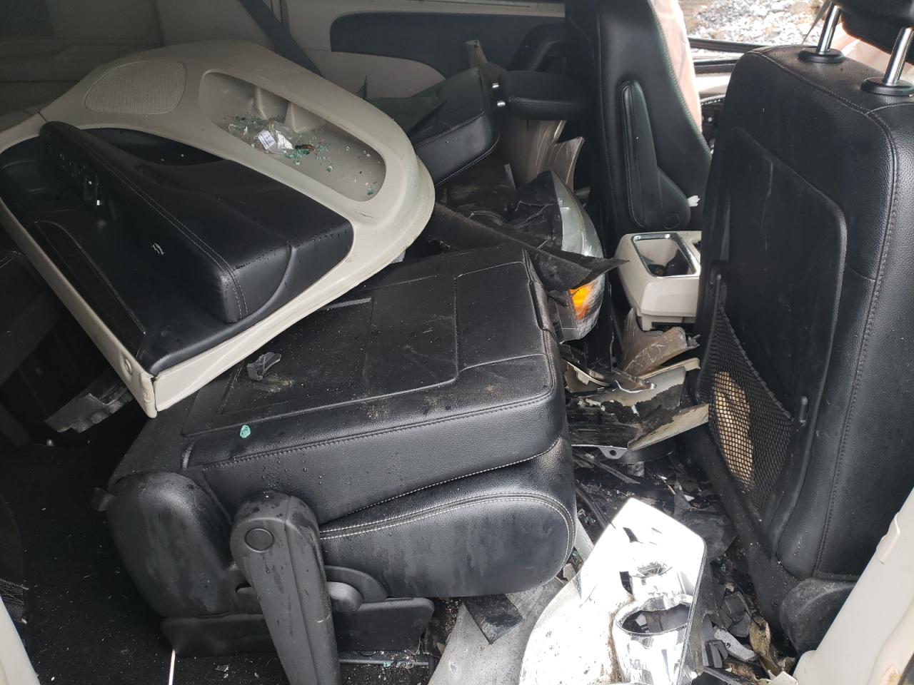 Photo 6 from auction – 2015 CHRYSLER TOWN & COU with VIN 2C4RC1CG2FR574062
