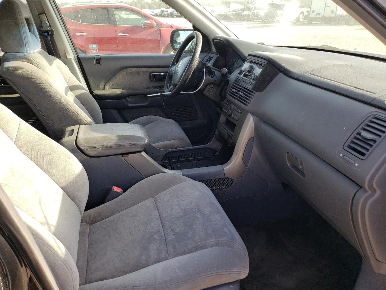 Photo 5 from auction – 2004 HONDA PILOT EX with VIN 5FNYF18464B007220
