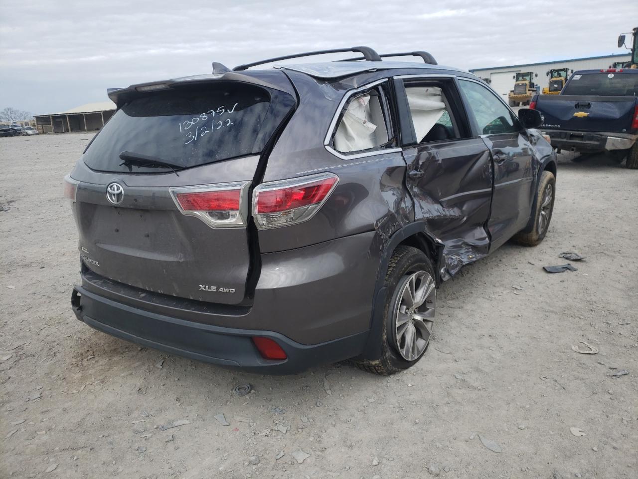 Photo 4 from auction – 2015 TOYOTA HIGHLANDER with VIN 5TDJKRFH8FS192161