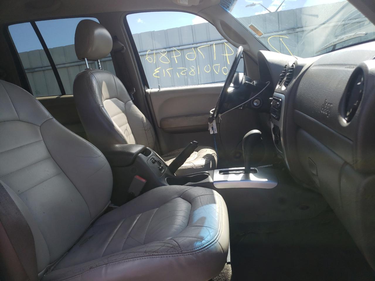 Photo 5 from auction – 2002 JEEP LIBERTY LI with VIN 1J4GL58K52W186850