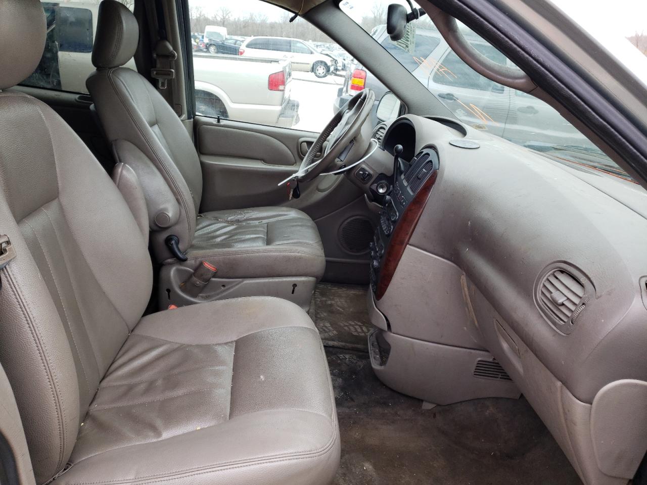 Photo 5 from auction – 2003 CHRYSLER TOWN & COU with VIN 2C4GP54L53R298048
