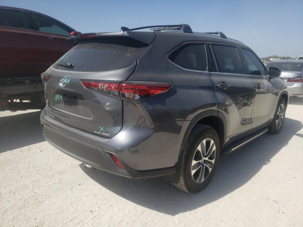 Photo 4 from auction – 2022 TOYOTA HIGHLANDER with VIN 5TDGZRBH4NS188764