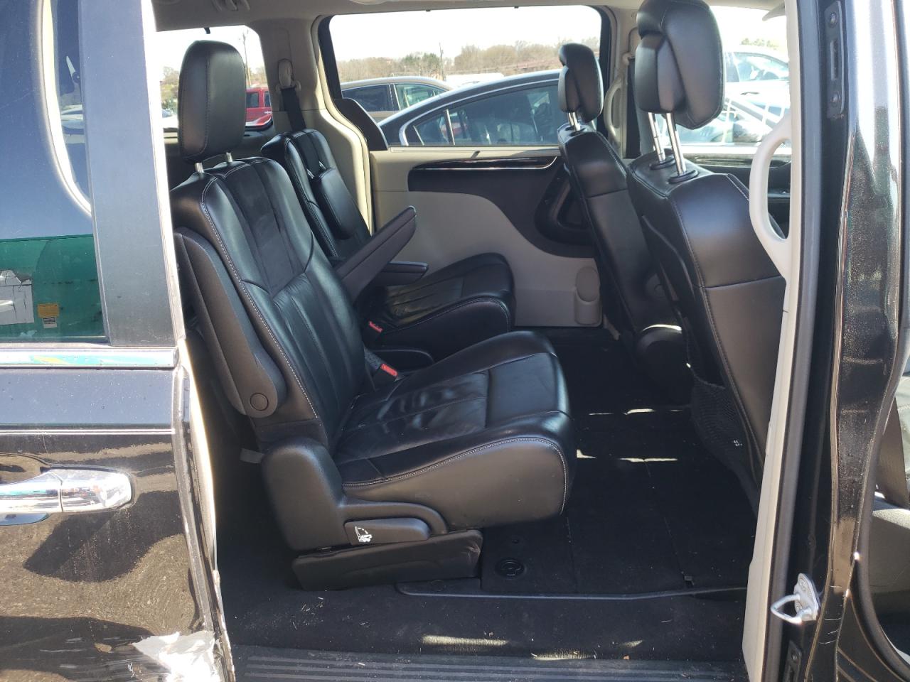 Photo 6 from auction – 2015 CHRYSLER TOWN & COU with VIN 2C4RC1GG5FR528350