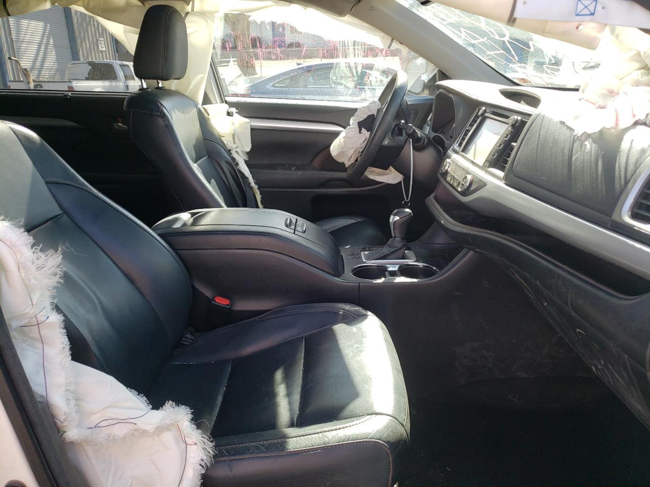 Photo 5 from auction – 2015 TOYOTA HIGHLANDER with VIN 5TDJKRFH5FS219705