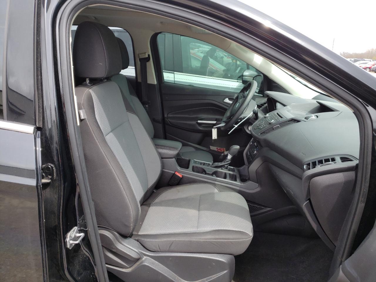 Photo 5 from auction – 2017 FORD ESCAPE SE with VIN 1FMCU0GD2HUB98526