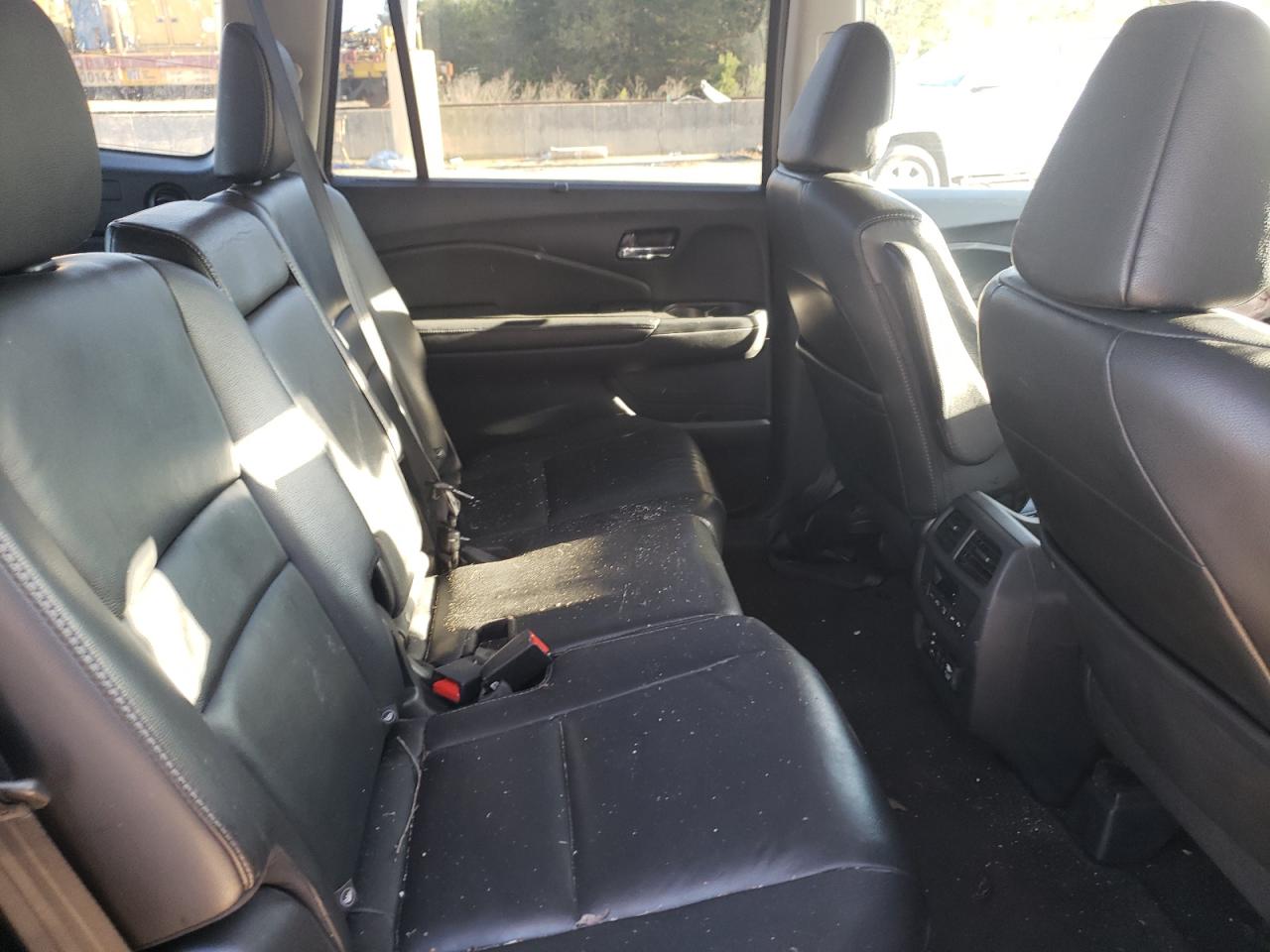 Photo 6 from auction – 2016 HONDA PILOT TOUR with VIN 5FNYF5H90GB026353