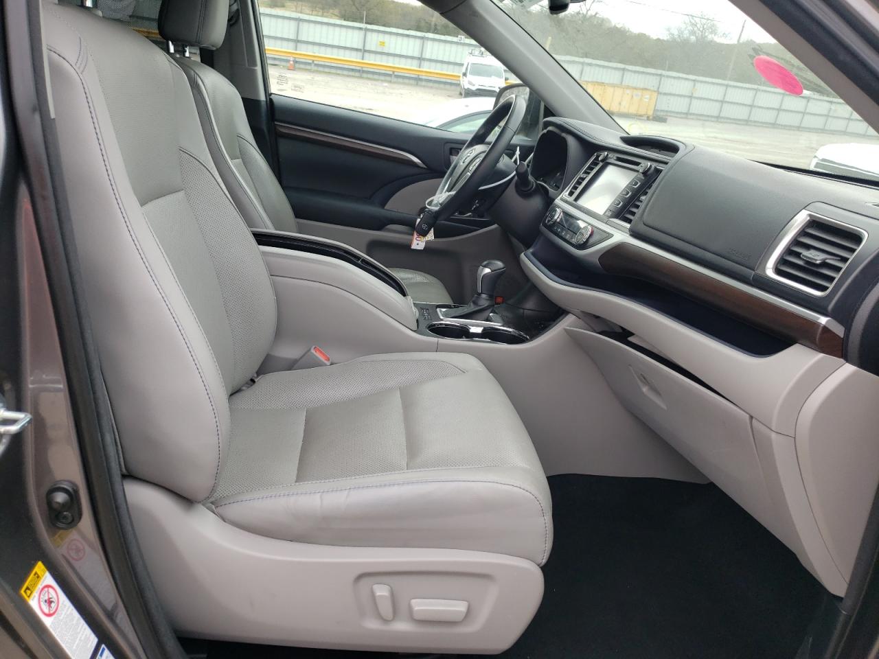 Photo 5 from auction – 2014 TOYOTA HIGHLANDER with VIN 5TDDKRFH6ES031786