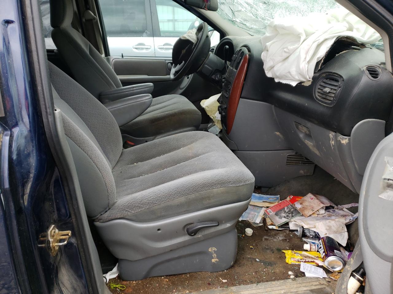 Photo 5 from auction – 2005 CHRYSLER TOWN & COU with VIN 2C4GP44R95R430567