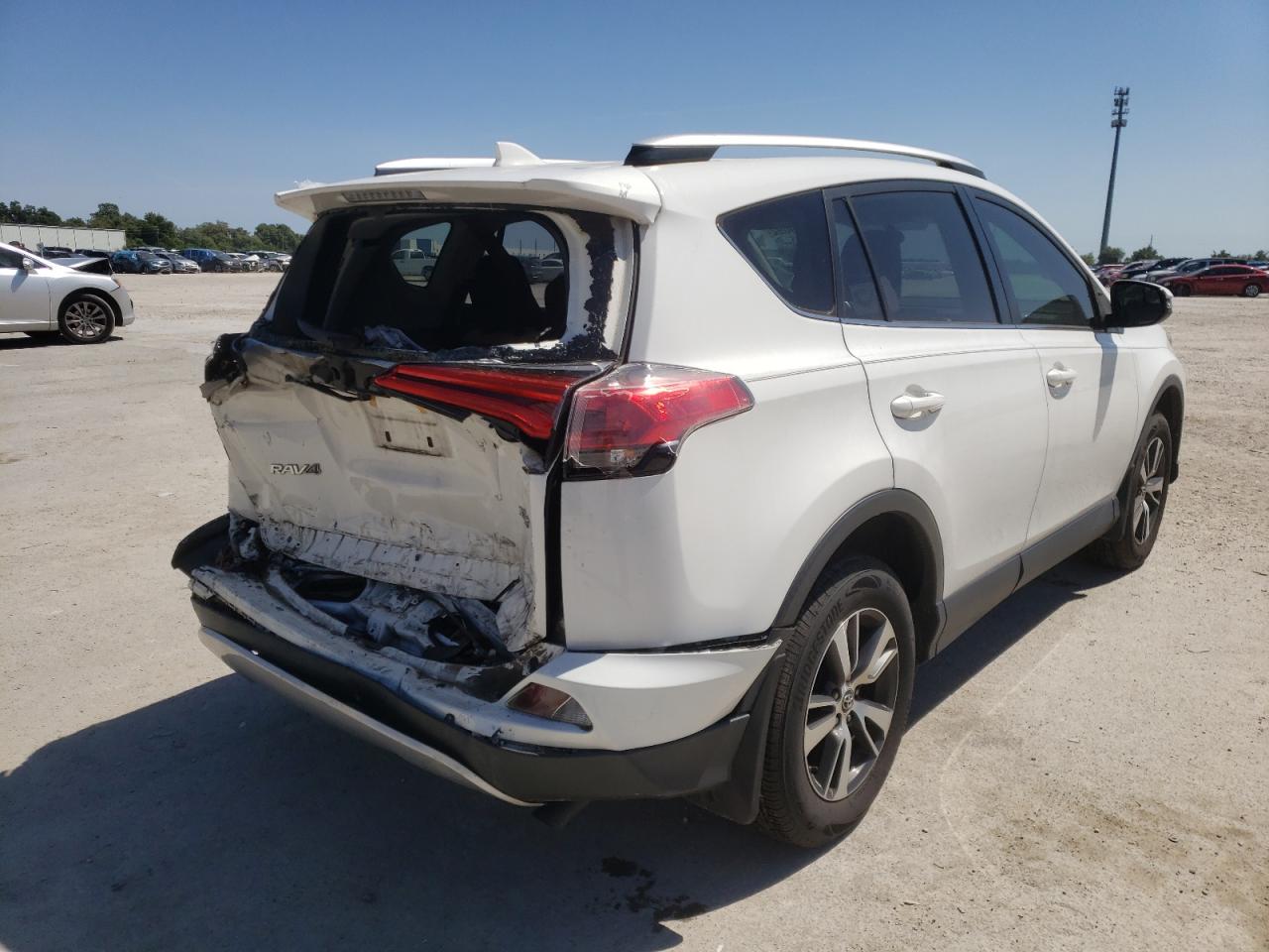 Photo 4 from auction – 2016 TOYOTA RAV4 XLE with VIN JTMWFREV6GJ091040