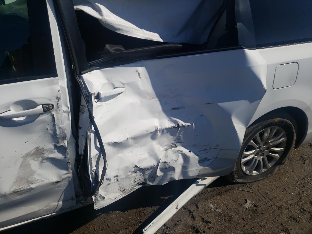 Photo 9 from auction – 2011 TOYOTA SIENNA XLE with VIN 5TDYK3DC4BS100072