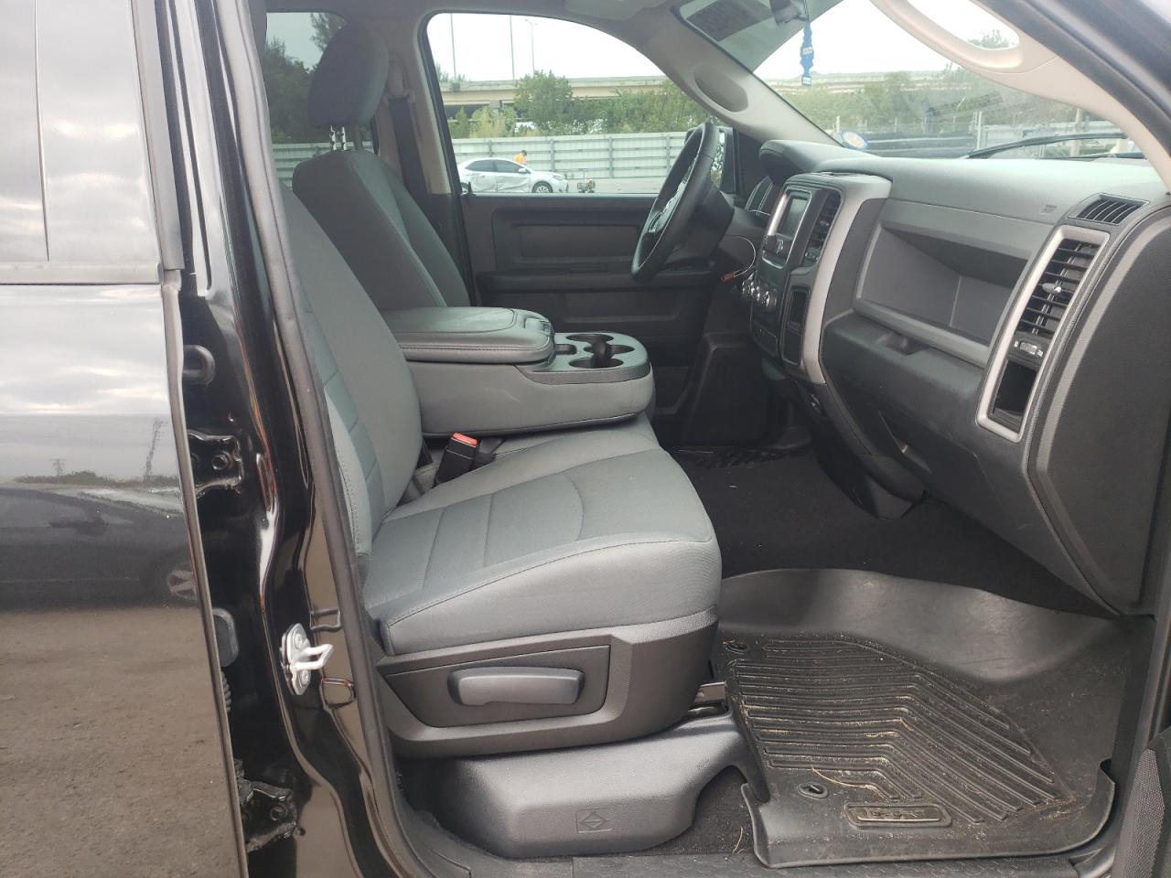 Photo 5 from auction – 2016 RAM 1500 ST with VIN 1C6RR6FG1GS382775