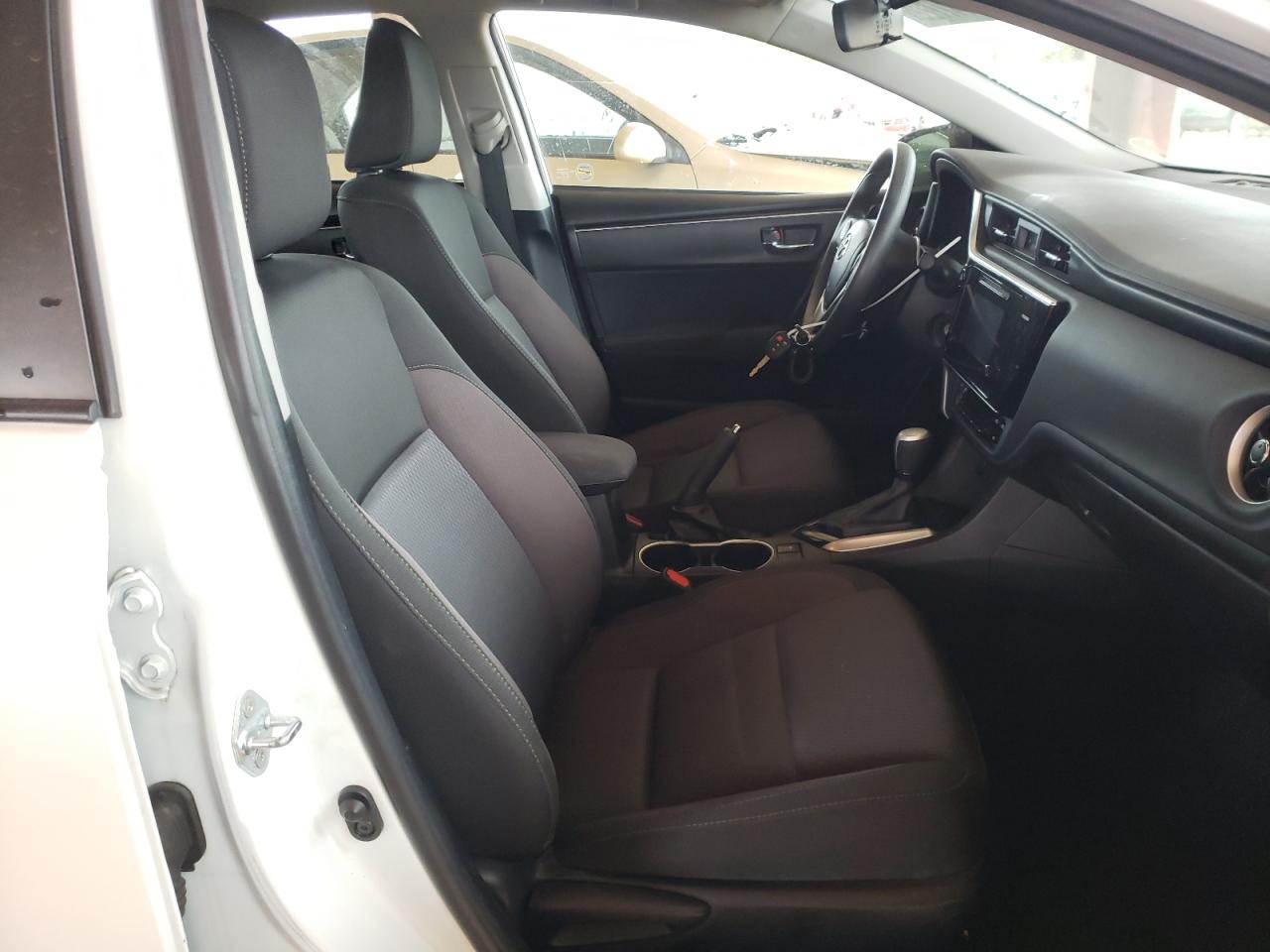 Photo 5 from auction – 2017 TOYOTA COROLLA L with VIN 5YFBURHE0HP573144