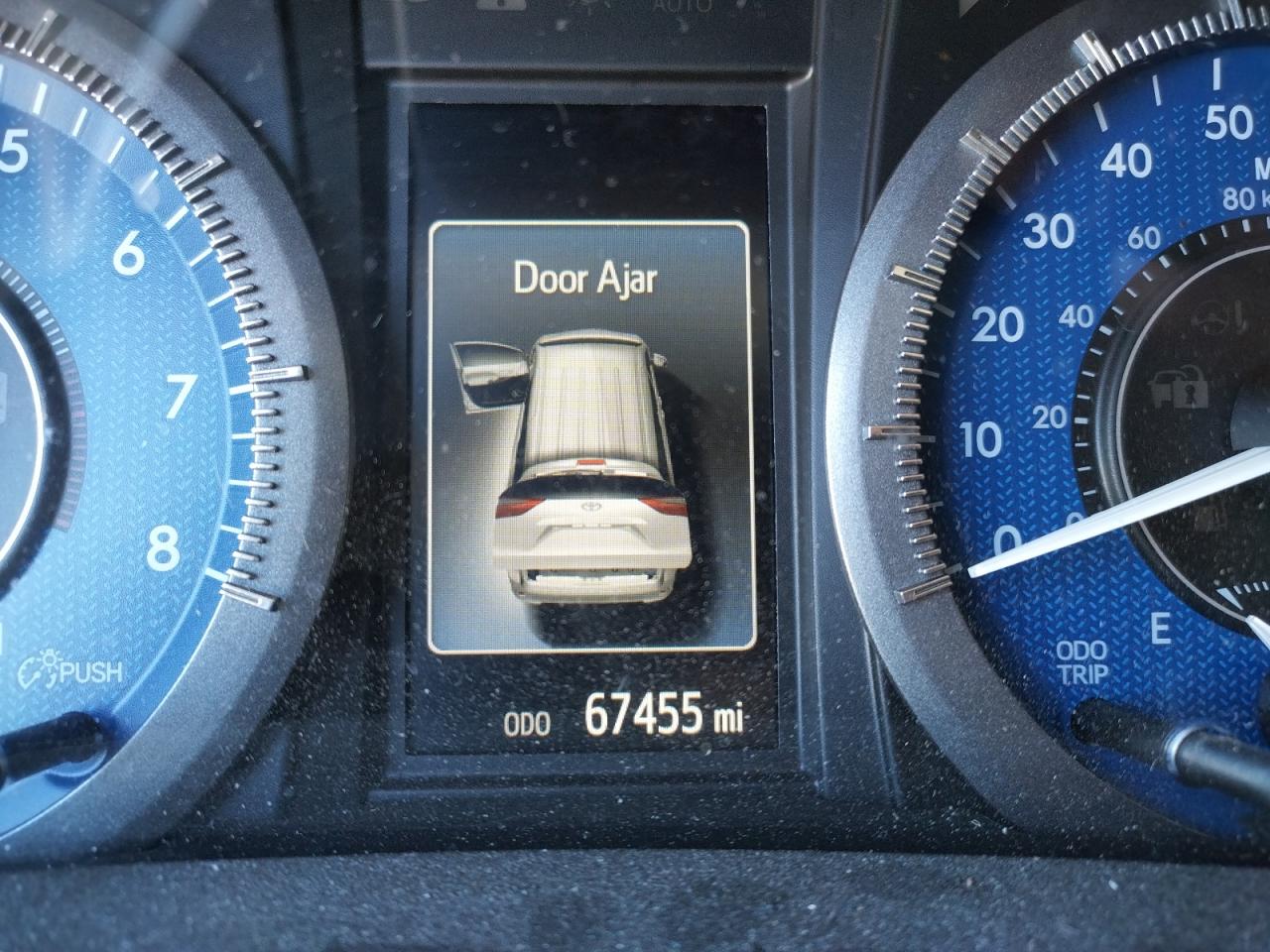 Photo 8 from auction – 2016 TOYOTA SIENNA XLE with VIN 5TDDK3DC0GS142731
