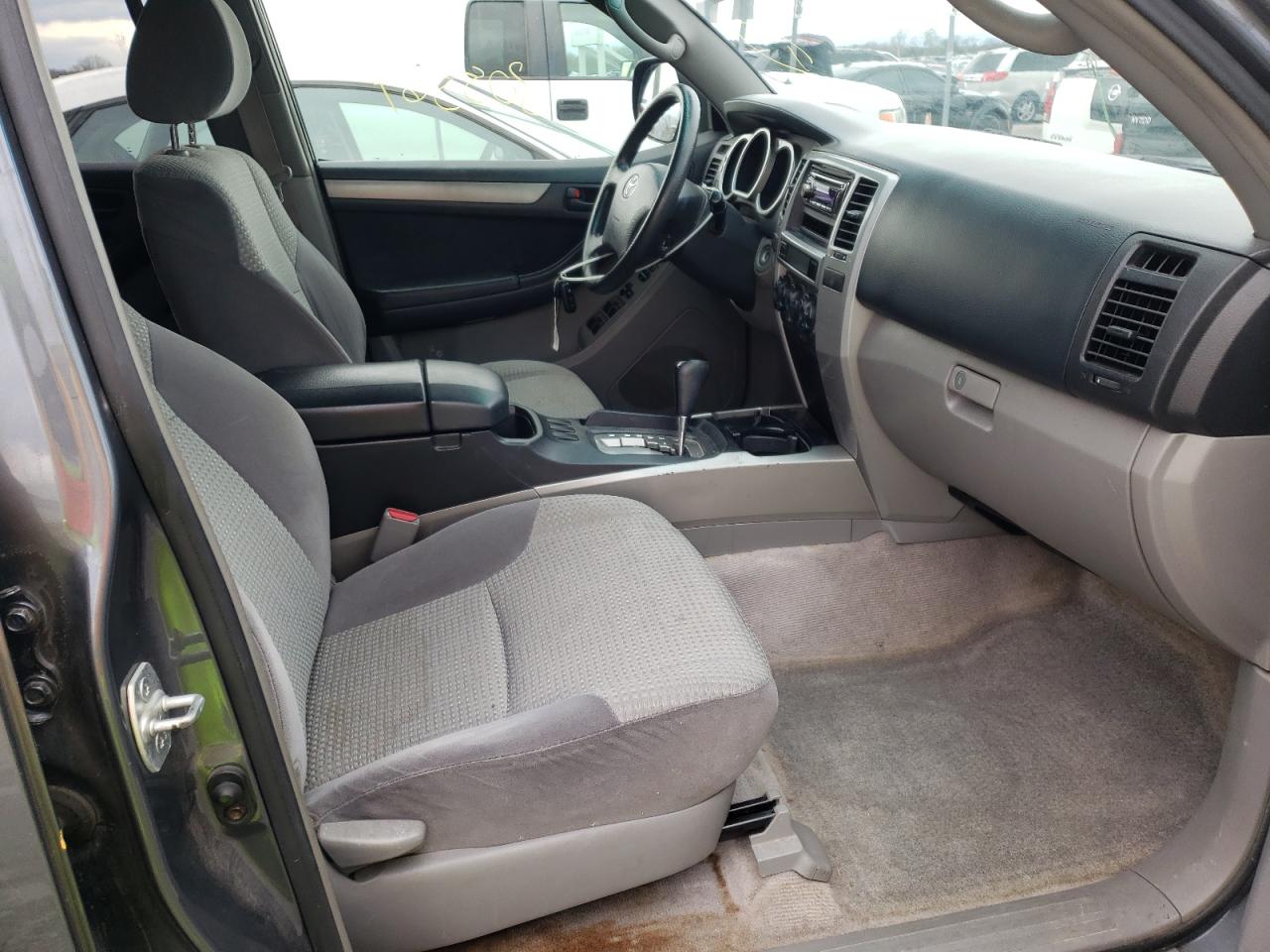 Photo 5 from auction – 2004 TOYOTA 4RUNNER SR with VIN JTEZU14R240030564