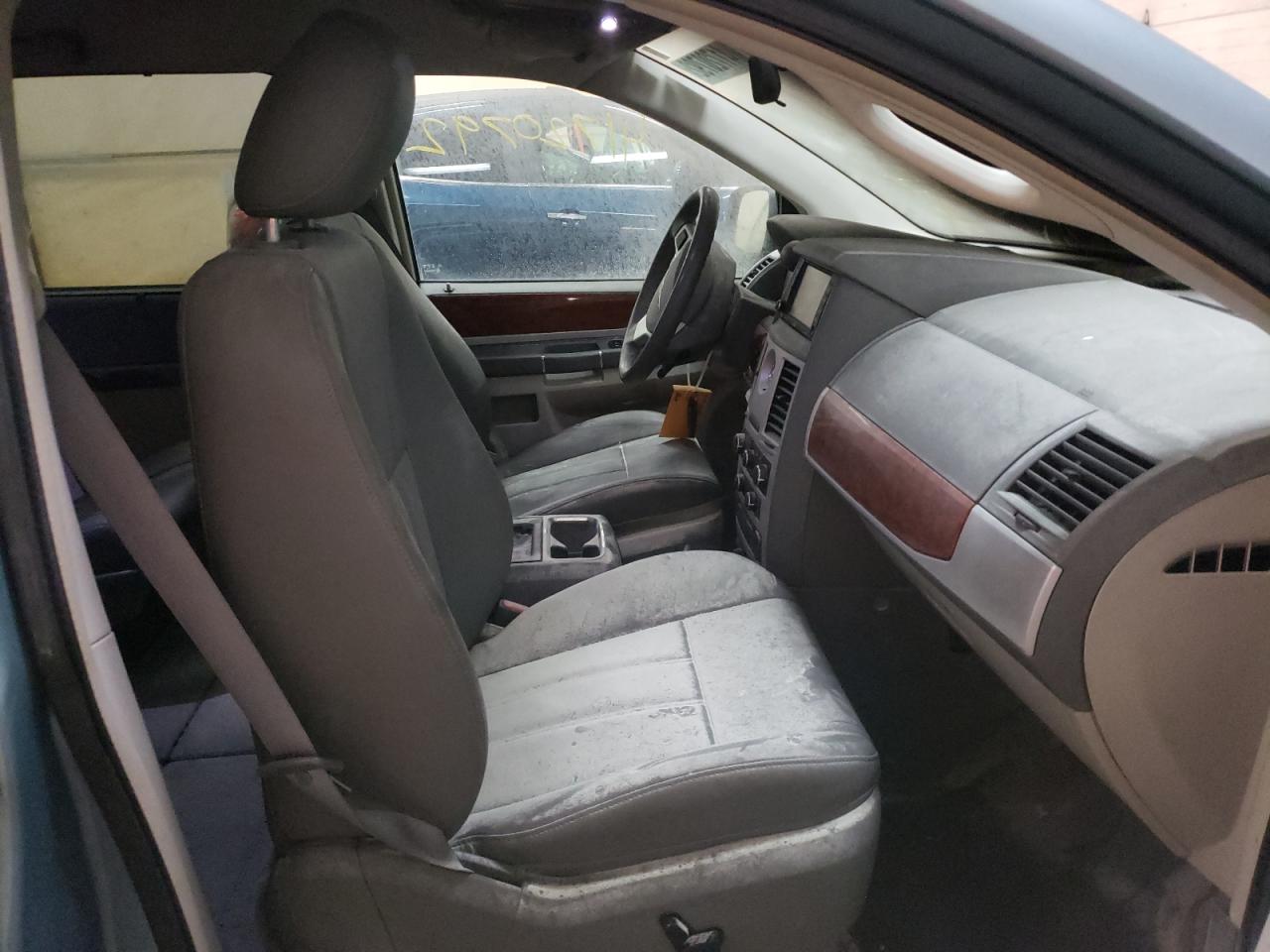 Photo 5 from auction – 2009 CHRYSLER TOWN & COU with VIN 2A8HR54159R592869