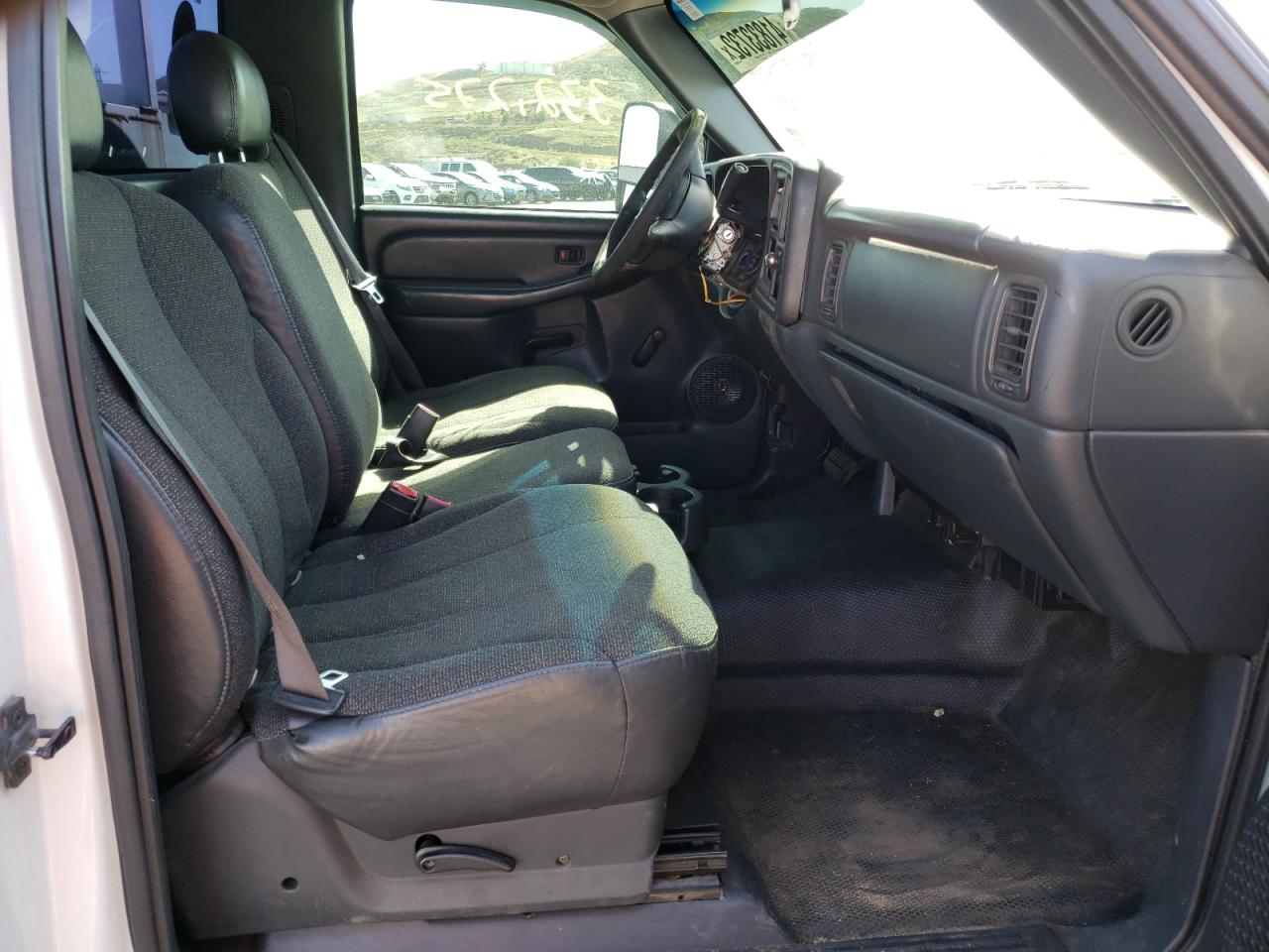 Photo 5 from auction – 2002 CHEVROLET SILVERADO with VIN 1GBHC24U52E105243
