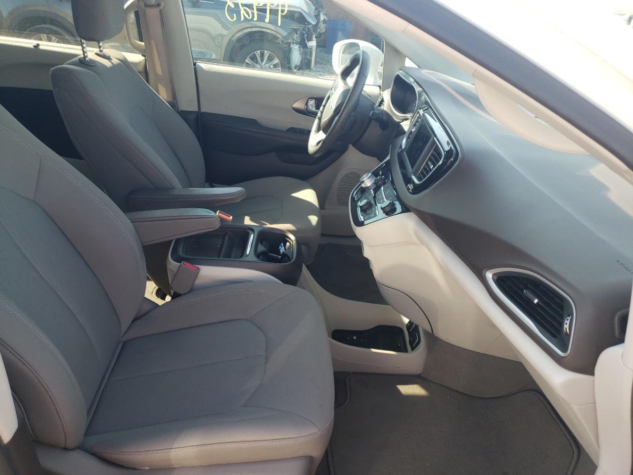 Фото 5 с аукциона – 2018 CHRYSLER PACIFICA T с VIN 2C4RC1FG8JR117213