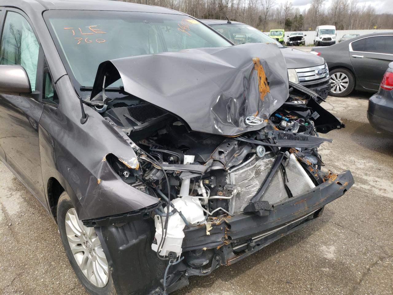 Photo 9 from auction – 2014 TOYOTA SIENNA XLE with VIN 5TDYK3DC5ES435720