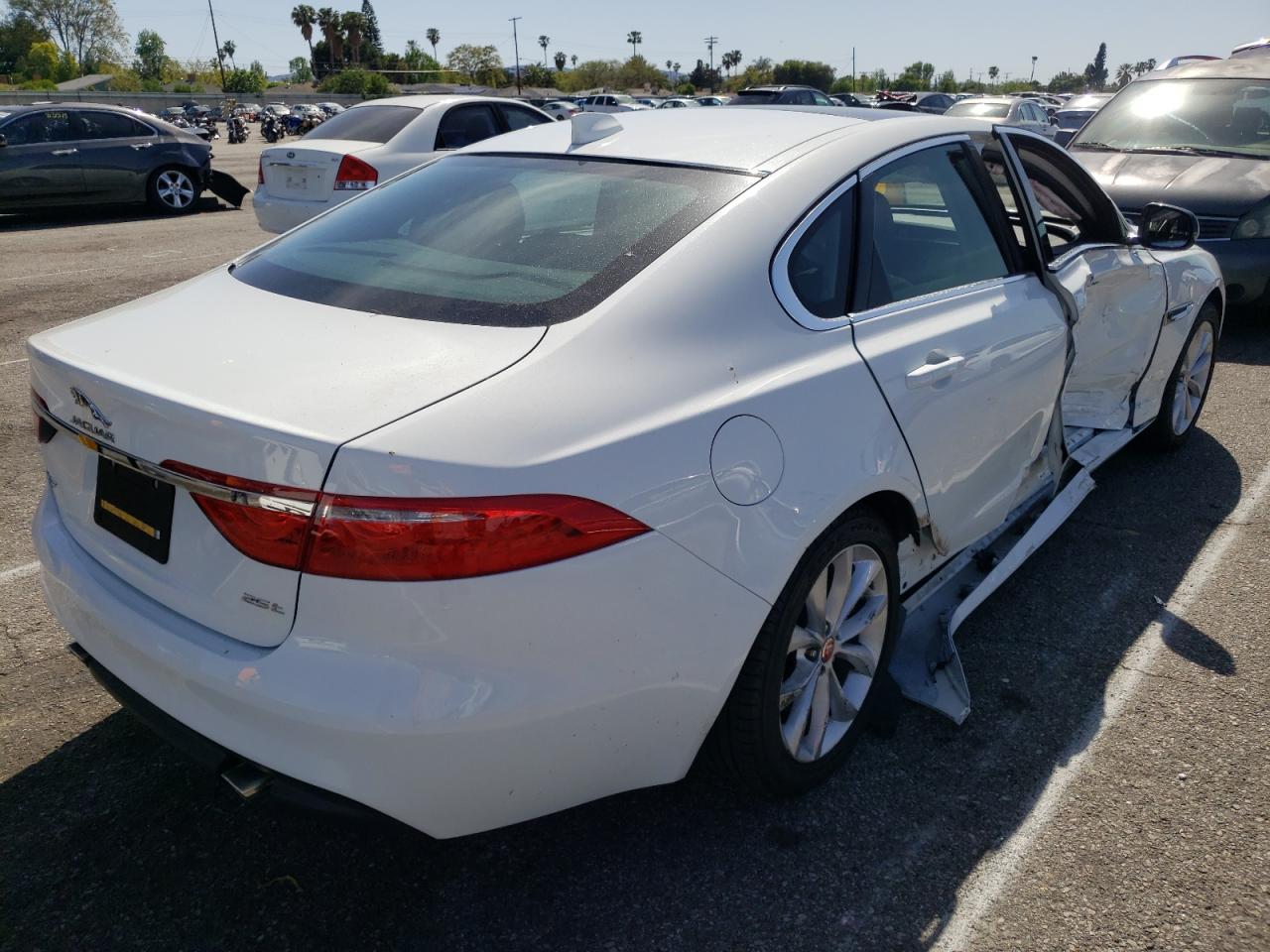 Photo 4 from auction – 2018 JAGUAR XF PREMIUM with VIN SAJBD4FX7JCY71407