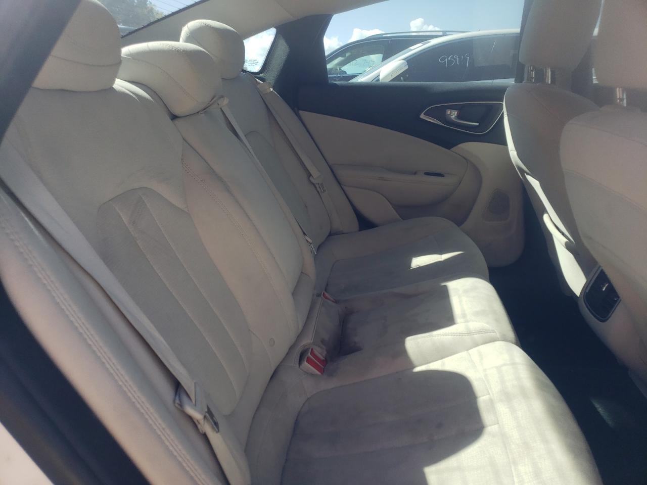 Photo 6 from auction – 2015 CHRYSLER 200 LIMITE with VIN 1C3CCCAB5FN742481