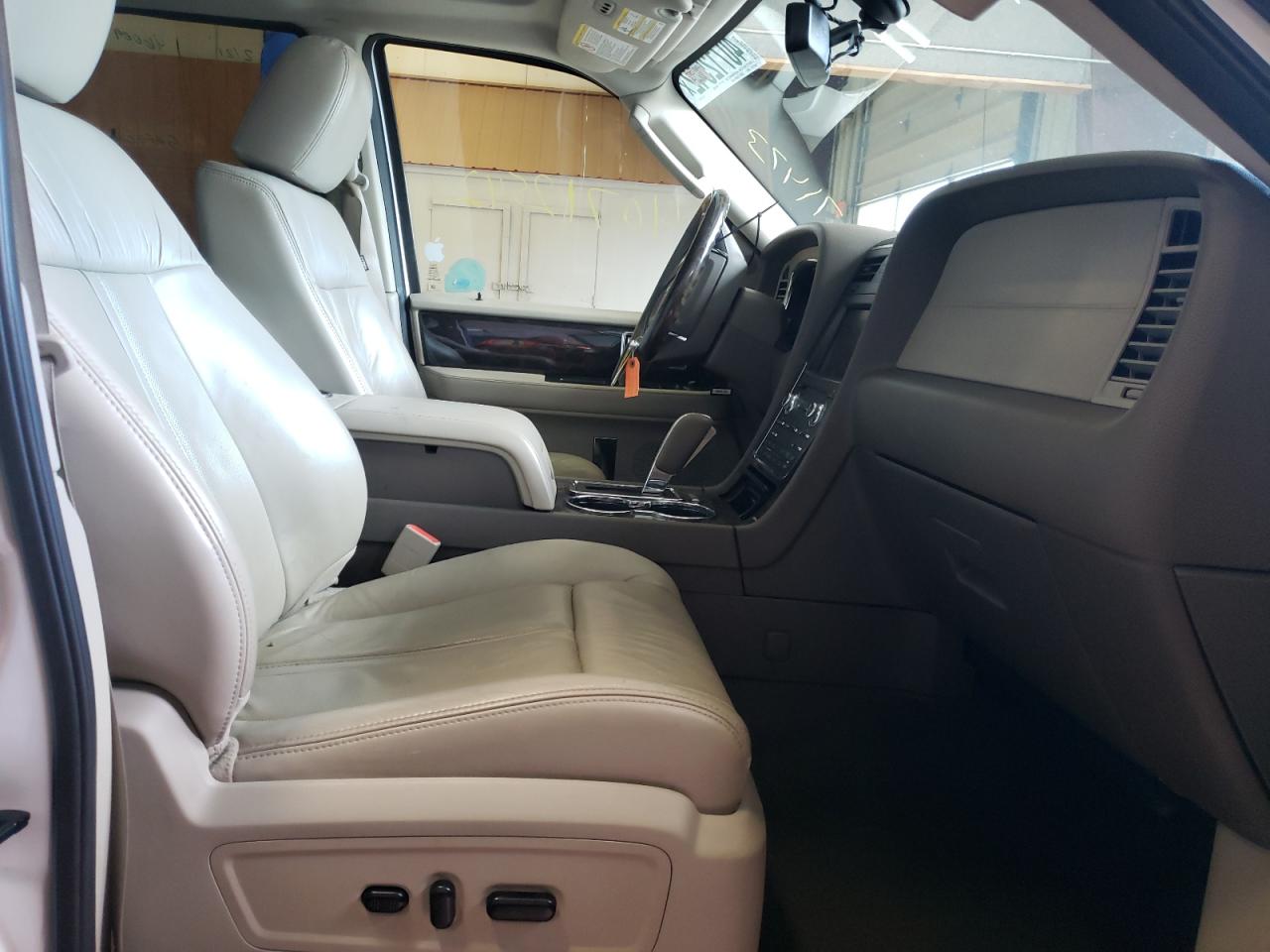 Photo 5 from auction – 2015 LINCOLN NAVIGATOR with VIN 5LMJJ2JT0FEJ07169