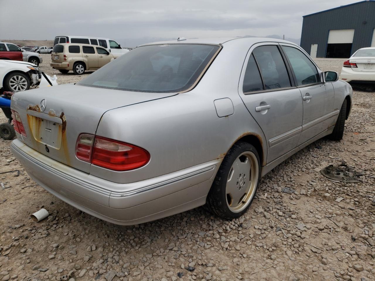 Photo 4 from auction – 2000 MERCEDES-BENZ E 320 with VIN WDBJF65J7YB010658