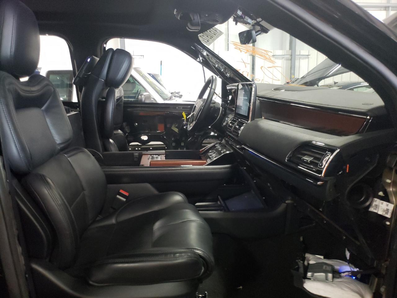 Photo 5 from auction – 2020 LINCOLN NAVIGATOR with VIN 5LMJJ3LT3LEL05002