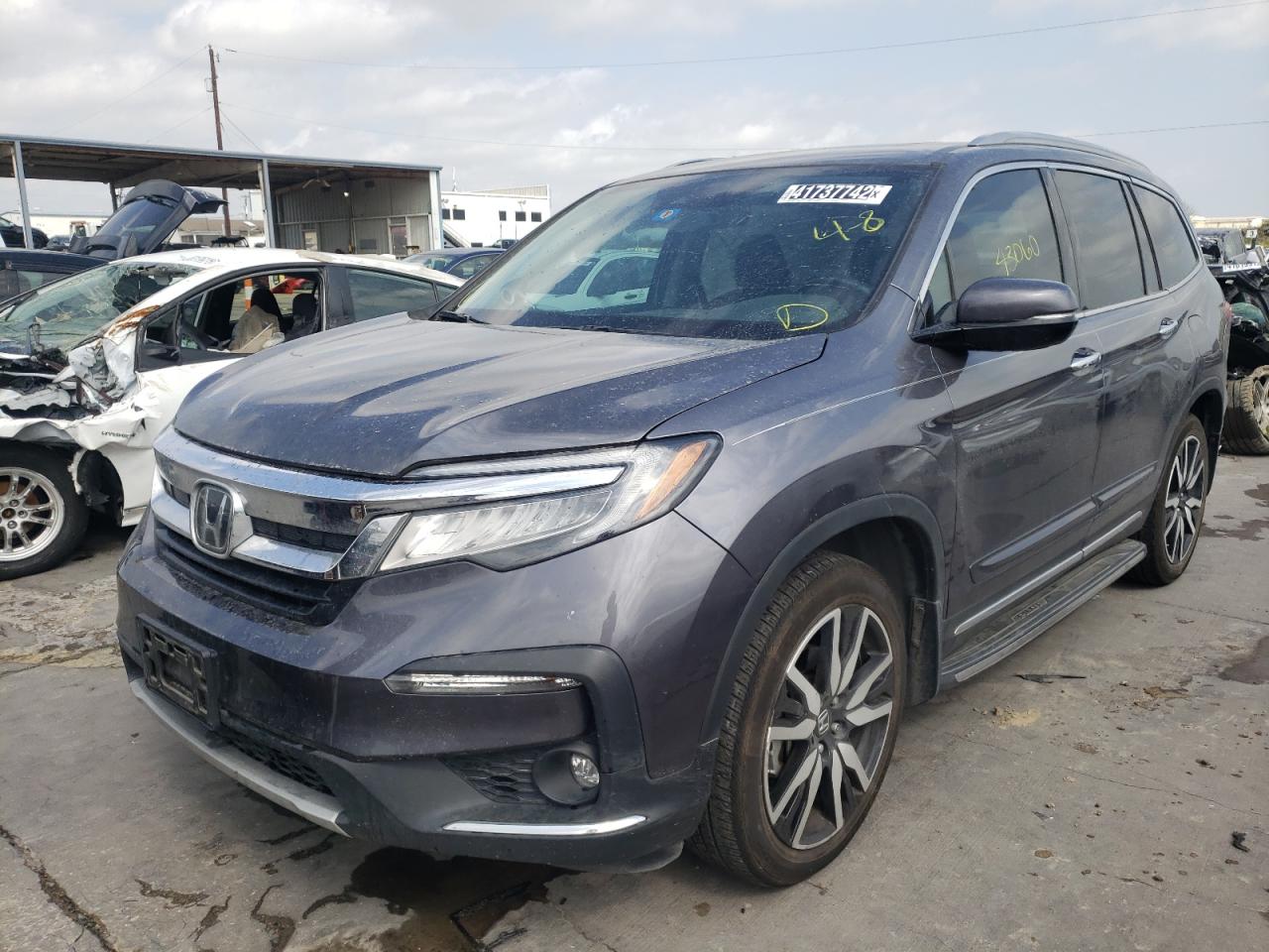 Photo 2 from auction – 2019 HONDA PILOT TOUR with VIN 5FNYF6H67KB094511