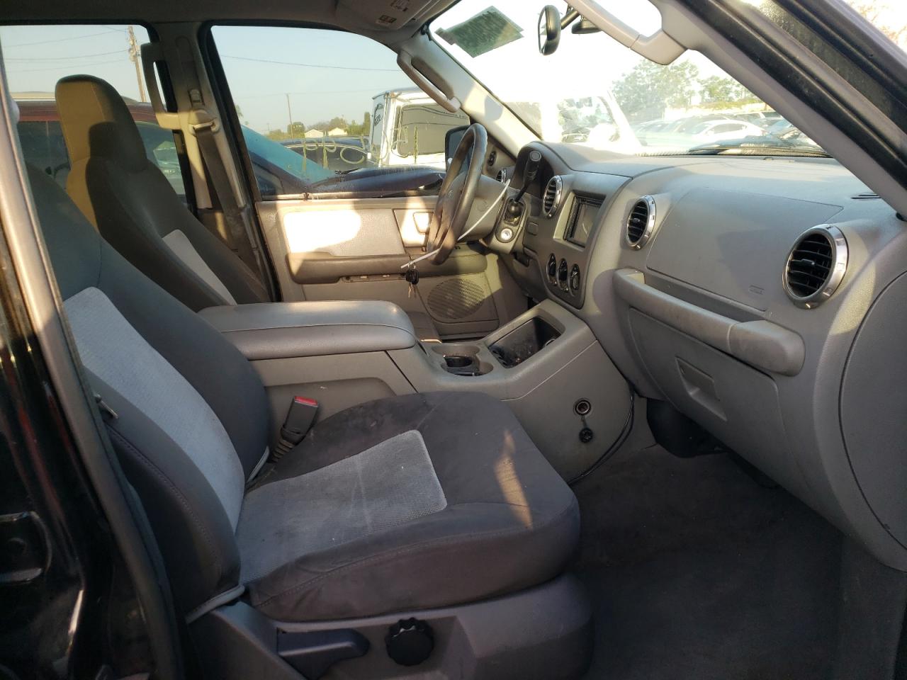 صورة رقم 5 من المزاد - 2004 FORD EXPEDITION مع VIN 1FMPU15L04LA67452