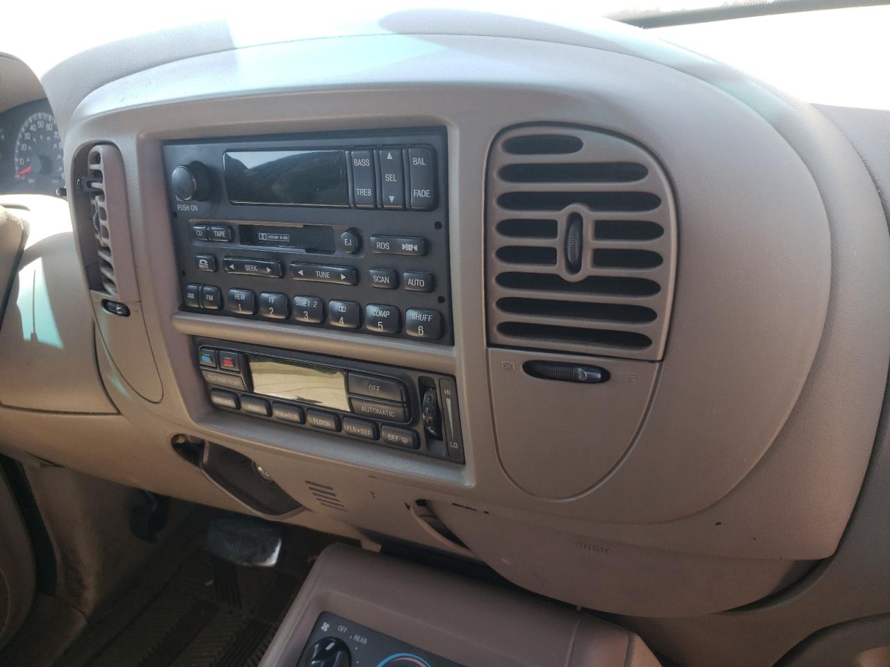 Photo 9 from auction – 2000 FORD EXPEDITION with VIN 1FMRU17L1YLA55998