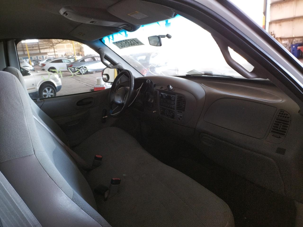 Photo 5 from auction – 2000 FORD F150 with VIN 1FTRX17W3YKA28152