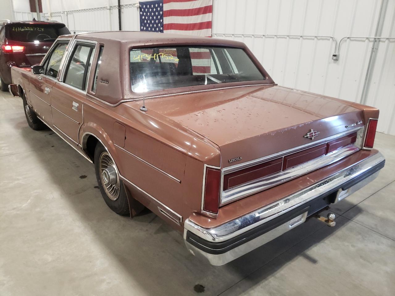 Photo 3 from auction – 1982 LINCOLN TOWN CAR with VIN 1LNBP94F0CY660290