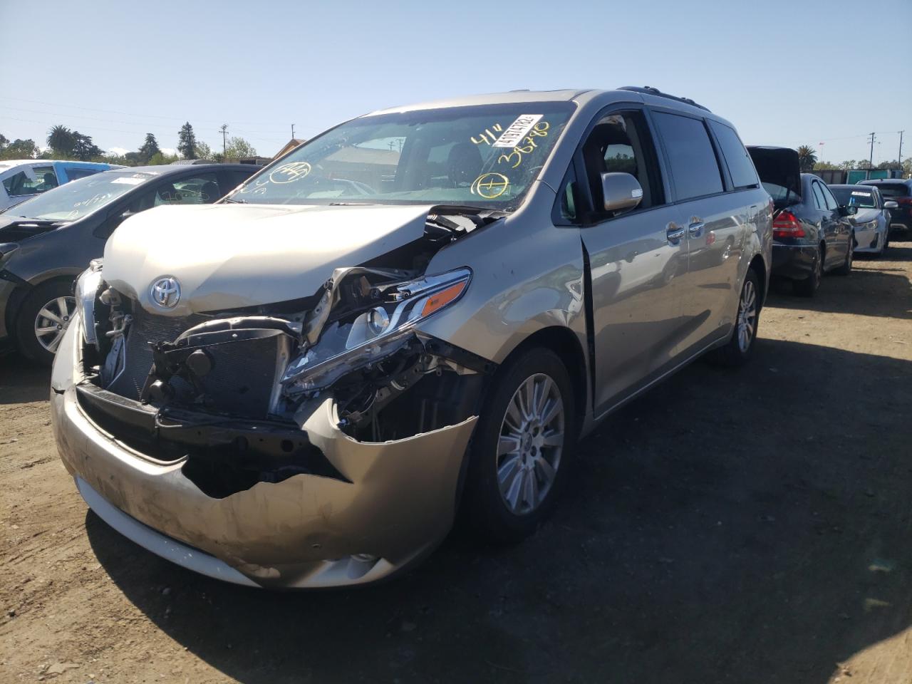 Photo 2 from auction – 2015 TOYOTA SIENNA XLE with VIN 5TDDK3DC7FS122992