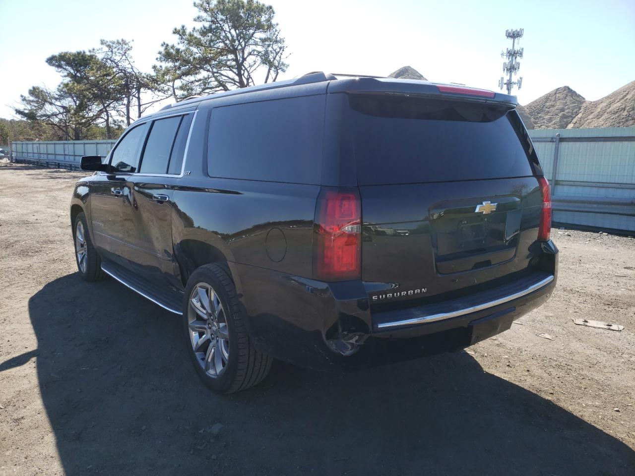 Photo 3 from auction – 2016 CHEVROLET SUBURBAN K with VIN 1GNSKJKC4GR370431