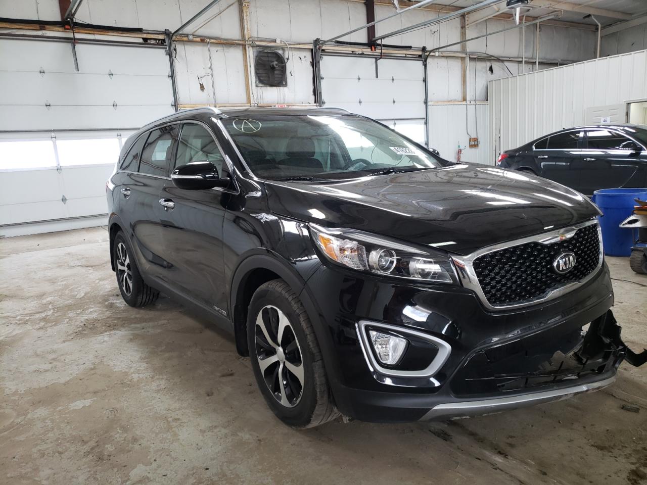 KIA SORENTO EX 2018 with VIN 5XYPHDA57JG385917 - Photo from auction