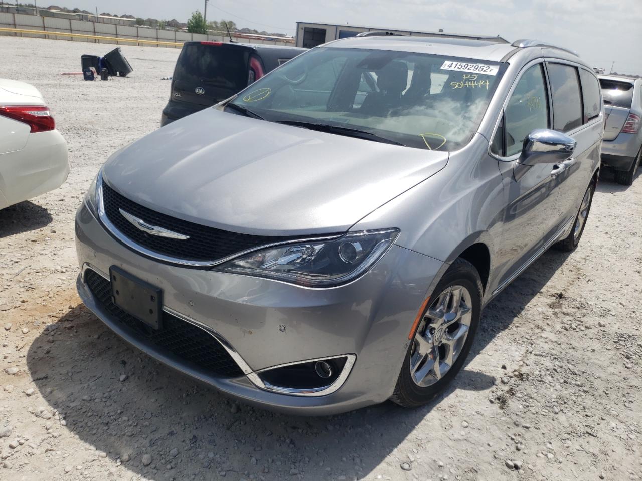 Photo 2 from auction – 2017 CHRYSLER PACIFICA L with VIN 2C4RC1GG0HR504444
