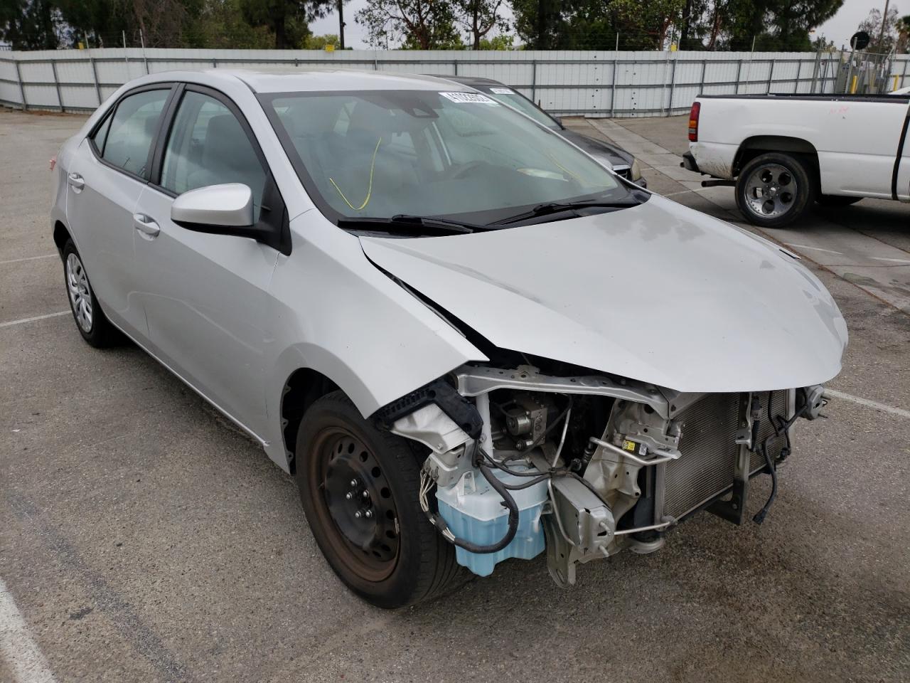 TOYOTA COROLLA L 2017 con VIN 5YFBURHEXHP679004 - Foto de la subasta