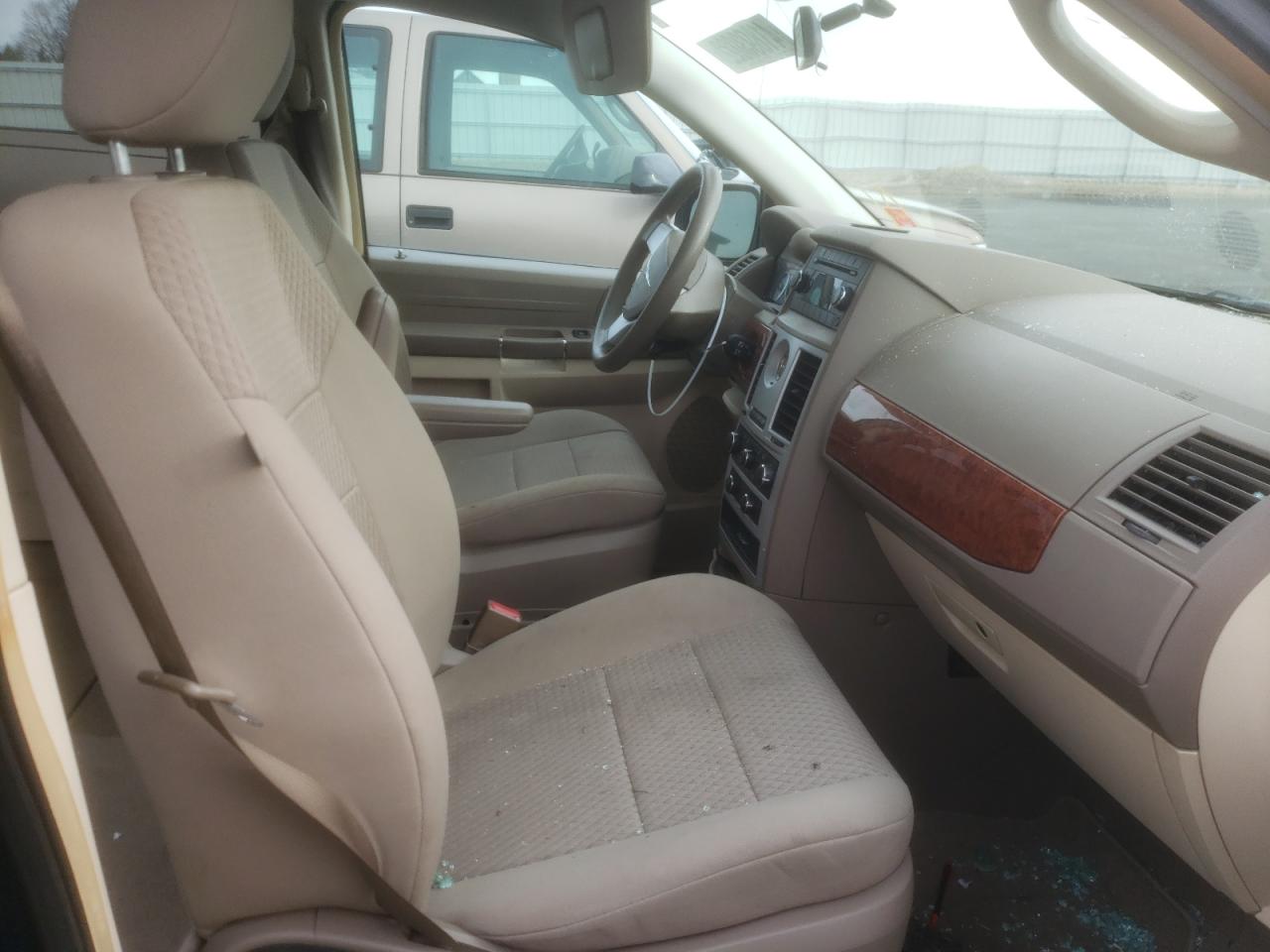 Photo 5 from auction – 2009 CHRYSLER TOWN & COU with VIN 2A8HR44E49R570679
